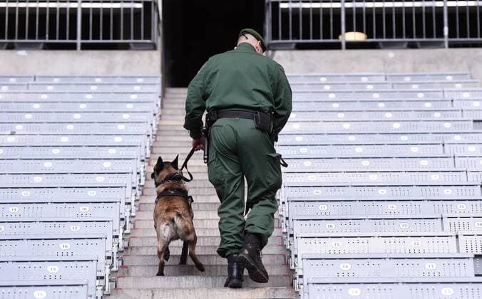 FUSSBALL INTERNATIONAL TESTSPIEL in Muenchen in der Allianz Arena Deutschland - Italien 29.03.2016 Ein Polizist mit Sprengstoffhund auf der Tribuebe der Allianz Arena 