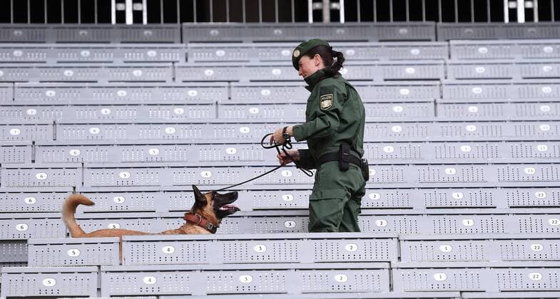 FUSSBALL INTERNATIONAL TESTSPIEL in Muenchen in der Allianz Arena Deutschland - Italien 29.03.2016 Ein Polizistin mit Sprengstoffhund auf der Tribuebe der Allianz Arena 