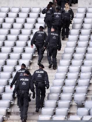FUSSBALL INTERNATIONAL TESTSPIEL in Muenchen in der Allianz Arena Deutschland - Italien 29.03.2016 Polizisten durchsuchen sie Tribuenen der Allianz Arena 