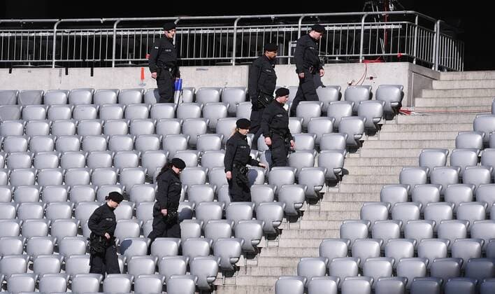 FUSSBALL INTERNATIONAL TESTSPIEL in Muenchen in der Allianz Arena Deutschland - Italien 29.03.2016 Polizisten durchsuchen sie Tribuenen der Allianz Arena 