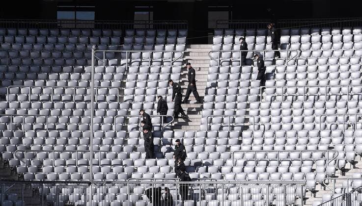 FUSSBALL INTERNATIONAL TESTSPIEL in Muenchen in der Allianz Arena Deutschland - Italien 29.03.2016 Polizisten durchsuchen sie Tribuenen der Allianz Arena 