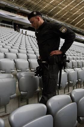 Sicherheitskräfte kontrollieren jede einzelne Sitzreihe in der Allianz Arena - Deutschland vs. Italien, Allianz Arena München