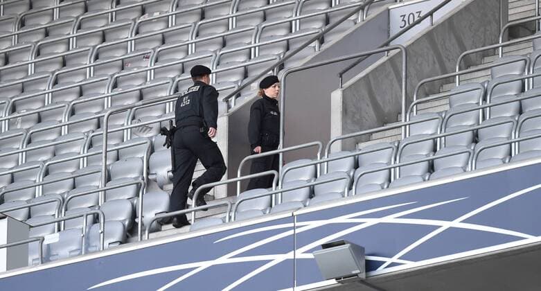 Fussball, Herren, Saison 2015 16, Länderspiel in München, Deutschland - Italien, die Sicherheitsmaßnahmen und das Aufgebot der Polizei waren hoch, die Ränge wurden vor der Partie durchsucht, 29.03.2016,