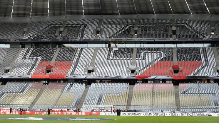Fussball, Herren, Saison 2015 16, Länderspiel in München, Deutschland - Italien, die Choreo für die deutschen Fans ist vorbereitet, 29.03.2016,
