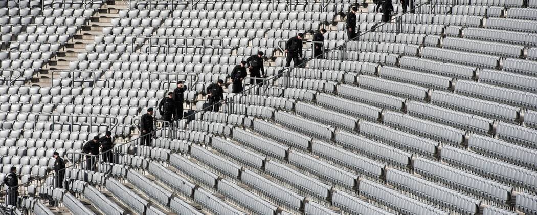 Polizeibeamte kontrollieren Sitzreihen in der Allianz Arena in München vor dem Freundschaftsspiel der Deutschen Nationalmannschaft gegen Italien.
