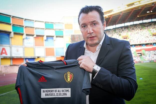 Bilder des Tages - SPORT Belgium s head coach Marc Wilmots shows a message on the shirt reading In memory of all victims Brussels 22.03.2016 before a soccer game between the Portugal national team Nationalteam and the Belgian Red Devils in Leiria, Portugal, Tuesday 29 March 2016, a preparation for the upcoming Euro2016 tournament. The match was moved due to safety concerns after the Brussels terrorists attacks. VIRGINIExLEFOUR  x04822943x