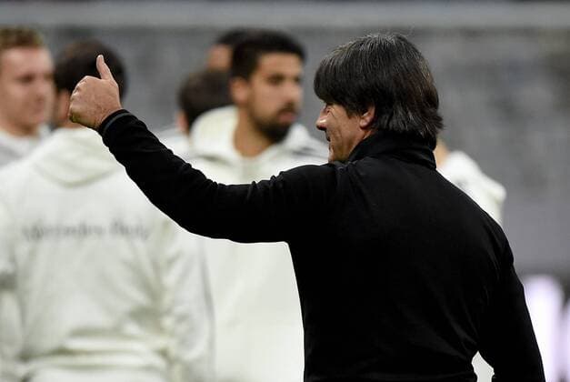 29.03.2016, xjhx, Fussball Testspiel, Deutschland - Italien, emspor v.l. Trainer Joachim JOGI Loew (Deutsche Fussball Nationalmannschaft DFB) gibt Anweisungen, gestikuliert, mit den Armen gestikulieren gives instructions, gesticulate, gesticolando.