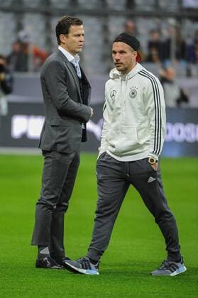 GER, Laenderspiel,Testspiel, Deutschland vs Italien 29.03.2016, Allianz-Arena, Muenchen, GER, Laenderspiel,Testspiel, Deutschland vs Italien, im Bild v-l-n-r Team-Manager Oliver Bierhoff (Germany) und Lukas Podolski (Germany) 10 nphxSchreyer