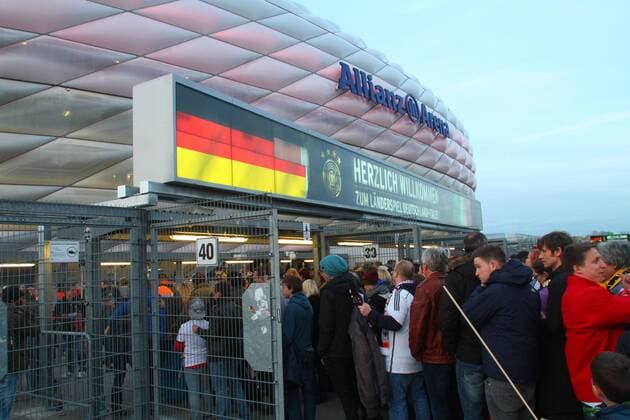 Personenkontrollen am Stadioneingang Fussball Allianz Arena München Länderspiel Deutschland - Italien 29.03.2016