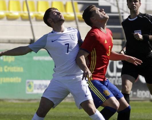 Spanish national soccer team player Diego Alende (R) and British national soccer team player Patrick Roberts in action during a European Under-19 qualifying match held at Ciudad de Lepe stadium in Lepe, Huelva, Andalusia, Spain, 29 March 2016. EFE Julian Perez ENGLAND VS SPAIN !ACHTUNG: NUR REDAKTIONELLE NUTZUNG!  LEP001 20160329-635948799361932709