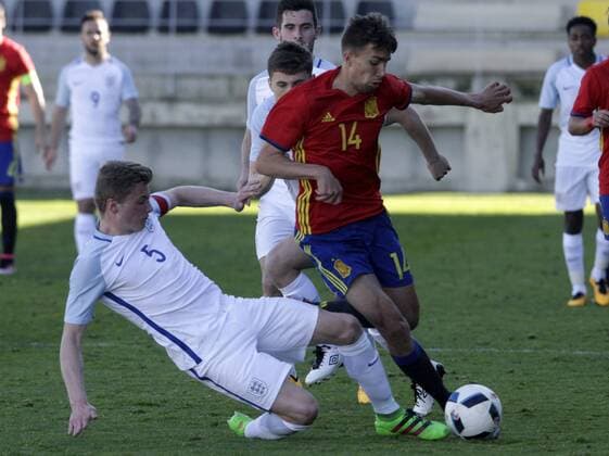 Spanish national soccer team player Poveda (R) and British national soccer team player Taylor Moore in action during a European Under-19 qualifying match held at Ciudad de Lepe stadium in Lepe, Huelva, Andalusia, Spain, 29 March 2016. EFE Julian Perez ENGLAND VS SPAIN !ACHTUNG: NUR REDAKTIONELLE NUTZUNG!  LEP002 20160329-635948800050984709