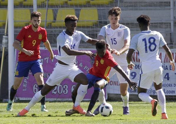 Spanish national soccer team player Pape Cheikh (C) and British national soccer team players Joshua Onomah (2L) and Dael Fry (2R) in action during a European Under-19 qualifying match held at Ciudad de Lepe stadium in Lepe, Huelva, Andalusia, Spain, 29 March 2016. EFE Julian Perez ENGLAND VS SPAIN !ACHTUNG: NUR REDAKTIONELLE NUTZUNG!  LEP003 20160329-635948800711800709