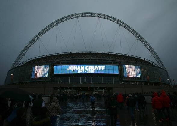 29.03.2016. Wembley Stadium, London, England. International Football Friendly England versus Netherlands. A fitting tribute to the late Johan Cruyff lights up Wembley way xMarkxKertonx  ActionPlus11723271