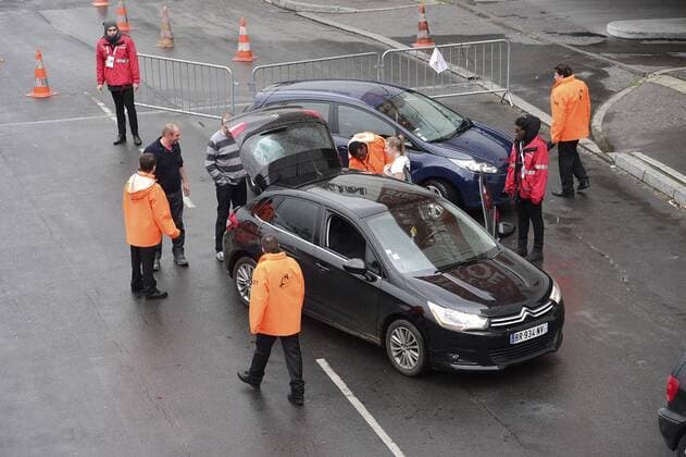 illustration controle acces parking NEWS : Sicherheitsmaßnahmen vor dem Spiel FRA vs RUS - Stade de France - 29 03 2016 JBAutissier Panoramic 