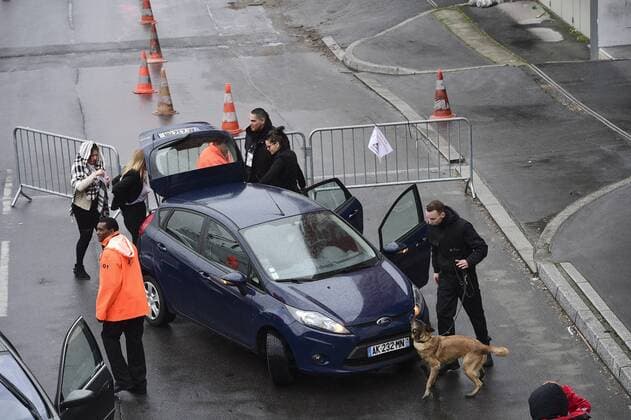 illustration controle acces parking NEWS : Sicherheitsmaßnahmen vor dem Spiel FRA vs RUS - Stade de France - 29 03 2016 JBAutissier Panoramic 