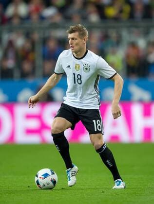 Fußball, Länderspiel, Deutschland - Italien 29. Maerz 2016: Muenchen, Allianz Arena: Fussball Testspiel: Deutschland - Italien: Toni Kroos (Deutschland)l.