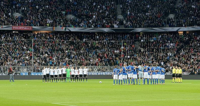 29.03.2016, xjhx, Fussball Testspiel, Deutschland - Italien, emspor v.l. Trauerminute, Schweigeminute, Trauer um Johan Cruyff mit Spieler Deutsche Fussball Nationalmannschaft DFB und Spieler Italien