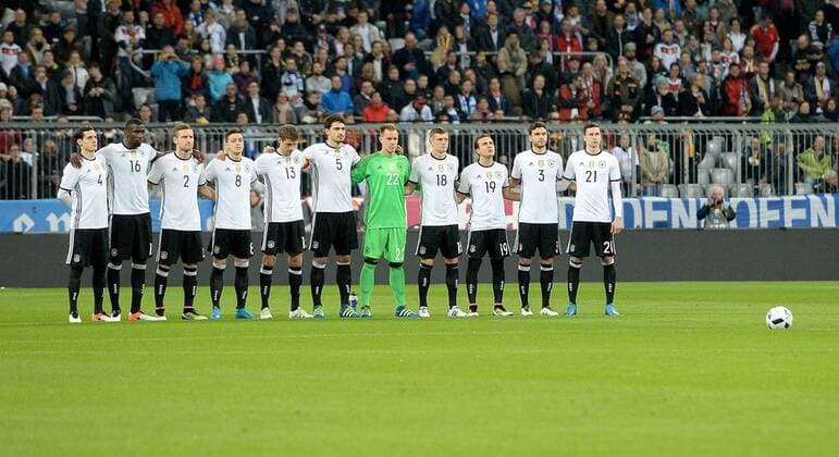 29.03.2016, xjhx, Fussball Testspiel, Deutschland - Italien, emspor v.l. Trauerminute, Schweigeminute, Trauer um Johan Cruyff mit Spieler Deutsche Fussball Nationalmannschaft DFB