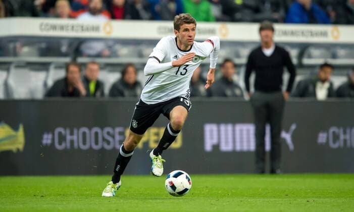 Fußball, Länderspiel, Deutschland - Italien 29. Maerz 2016: Muenchen, Allianz Arena: Fussball Testspiel: Deutschland - Italien: Thomas Mueller (Deutschland)l.