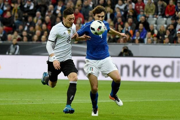 29.03.2016, xjhx, Fussball Testspiel, Deutschland - Italien, emspor v.l. Mesut Oezil (Deutsche Fussball Nationalmannschaft DFB), Thiago Motta (Italien)