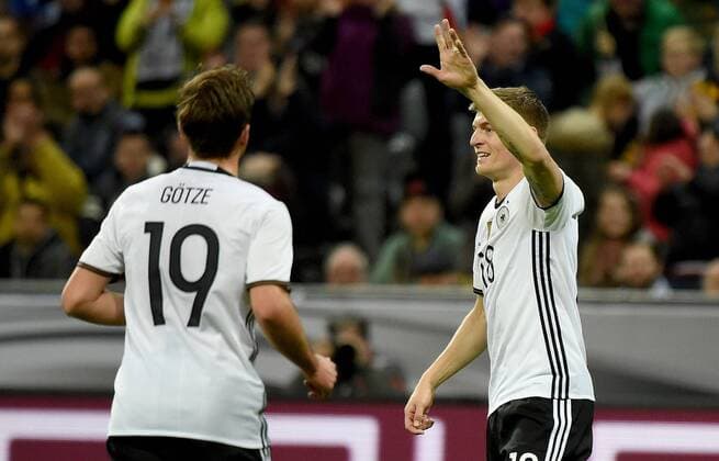 29.03.2016, xjhx, Fussball Testspiel, Deutschland - Italien, emspor v.l. Mario Goetze (Deutsche Fussball Nationalmannschaft DFB), Toni Kroos (Deutsche Fussball Nationalmannschaft DFB) Torjubel, Goal celebration, celebrate the goal zum 1:0