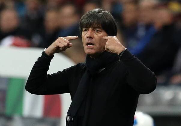 Trainer Joachim Löw zeigend gestikulierend Aktion Oberkoerper Oberkörper Fußball Fussball Länderspiel Saison 2015 2016 29.03.2016 DFB Nationalmannschaft BR Deutschland vs. Italien