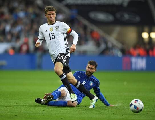 FUSSBALL INTERNATIONAL TESTSPIEL IN DER ALLIANZ ARENA MUENCHEN Deutschland - Italien 29.03.2016 Thomas Mueller (li, Deutschland) gegen Thiago Motta (re, Italien) 
