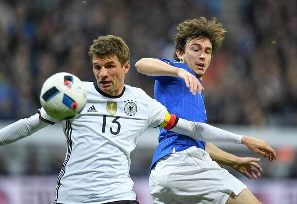 FUSSBALL INTERNATIONAL TESTSPIEL IN DER ALLIANZ ARENA MUENCHEN Deutschland - Italien 29.03.2016 Thomas Mueller (li, Deutschland) gegen Matteo Darmian (re, Italien) 