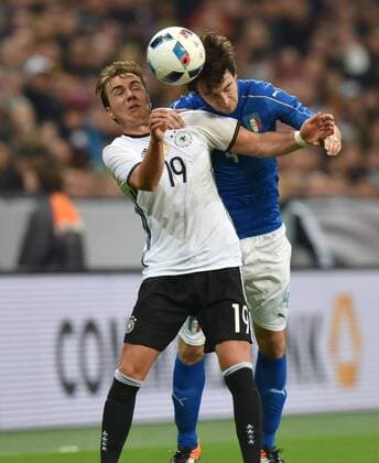 Fußball, Länderspiel, Deutschland - Italien 29.03.2016, Fussball Laenderspiel in Muenchen, Deutschland - Italien Mario Goetze, Mario Götze (Deutschland), li., gegen Matteo Darmian (Italien)