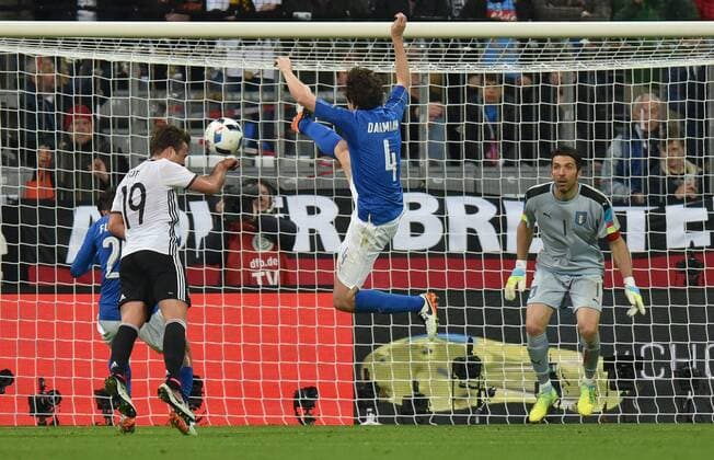 Fußball, Länderspiel, Deutschland - Italien 29.03.2016, Fussball Laenderspiel in Muenchen, Deutschland - Italien Mario Goetze, Mario Götze (Deutschland), 2. v.li., erzielt gegen Torwart Gianluigi Buffon (Italien) das Tor zum 2:0