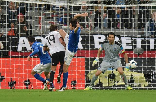Fußball, Länderspiel, Deutschland - Italien 29.03.2016, Fussball Laenderspiel in Muenchen, Deutschland - Italien Mario Goetze, Mario Götze (Deutschland), 2. v.li., erzielt gegen Torwart Gianluigi Buffon (Italien) das Tor zum 2:0