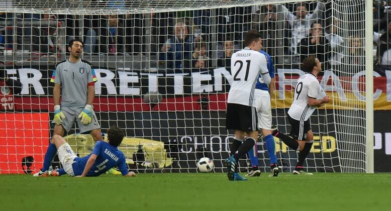 Fußball, Länderspiel, Deutschland - Italien 29.03.2016, Fussball Laenderspiel in Muenchen, Deutschland - Italien Mario Goetze, Mario Götze (Deutschland), re., dreht nach seinem Tor jubelnd ab, links Torwart Gianluigi Buffon (Italien)