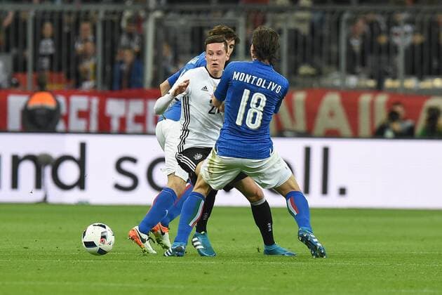 Fußball Länderspiel Deutschland - Italien am 29.03.2016 in der Allianz Arena in München Matteo Darmian ( Italien ), hinten - Julian Draxler ( Deutschland ), mitte - Riccardo Montolivo ( Italien ), vorne xRx