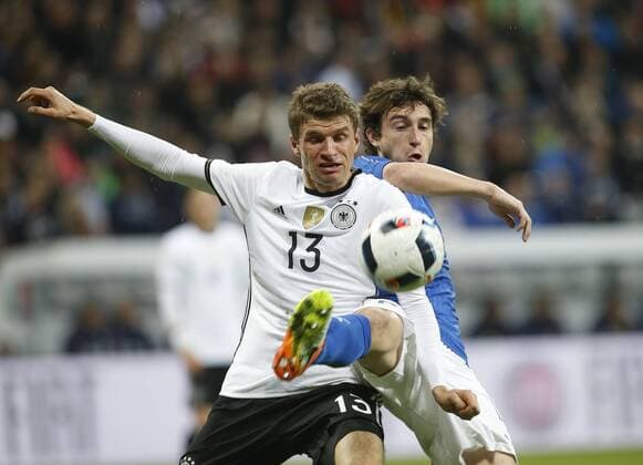 V.li. Thomas Müller (GER) , Matteo Darmian (ITA) . Deutschland -Italien . Fussball-Länderspiel 2016, Freundschaftsspiel . München, GER, 29.03.2016 ,