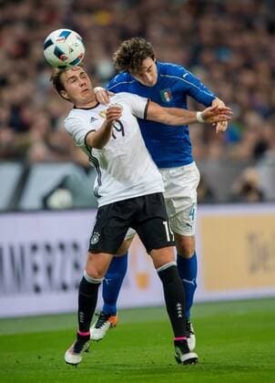 29. Maerz 2016: Muenchen, Allianz Arena: Fussball Testspiel: Deutschland - Italien: Mario Goetze (Deutschland) gegen Matteo Darmian (Italien).