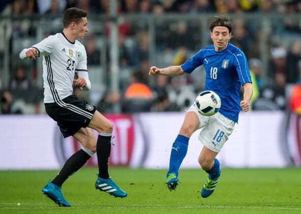 29. Maerz 2016: Muenchen, Allianz Arena: Fussball Testspiel: Deutschland - Italien: Julian Draxler (Deutschland) gegen Riccardo Montolivo (Italien).
