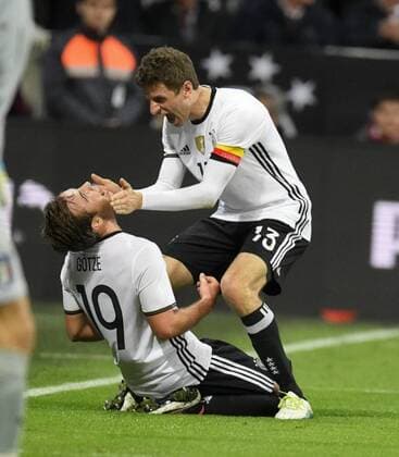 29.03.2016, Fussball Nationalmannschaft, Freundschaftsspiel Deutschland - Italien, in der Allianz-Arena München. Torjubel Mario Götze (Deutschland) mit Thomas Müller (Deutschland). 