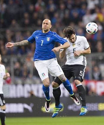 München, 29.03.2016, Allianz Arena Mats Hummels (Deutschland) im Duell mit Simone Zaza (ITA) Deutschland - Italien mm