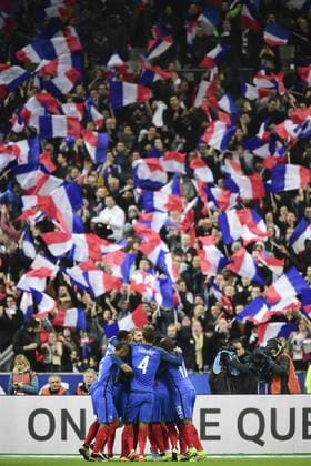 Bilder des Tages - SPORT Celebration - des joueurs de l equipe de France apres le but de Ngolo Kante (France) FOOTBALL : FRA vs RUS - Nationalteam - Länderspiel - 29 03 2016 JBAutissier Panoramic 