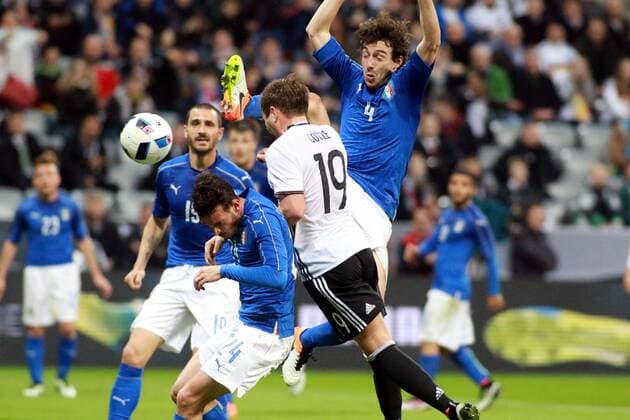 Mario Götze (Deutschland) trifft zum 2-0 gegen Damian Matteo, Leonardo Bonucci und Alessandro Florenzi (Italien) Fussball Allianz Arena München Länderspiel Deutschland - Italien 29.03.2016