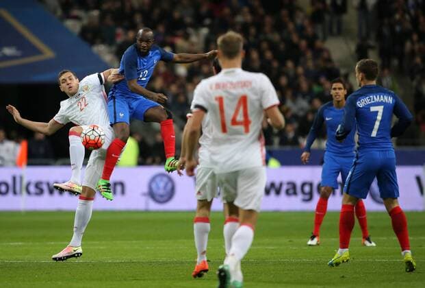 PARIS, FRANCE. MARCH 29, 2016. Russia s Artyom Dzyuba and France s Lassana Diarra (L-R) fight for the ball in their friendly football match at the Stade de France. Alexander Demianchuk TASS  TS01DDF3