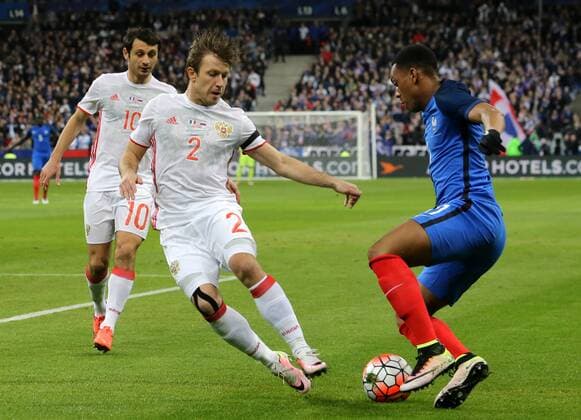 PARIS, FRANCE. MARCH 29, 2016. Russia s Alan Dzagoev, Oleg Kuzmin and France s Anthony Martial (L-R) fight for the ball in their friendly football match at the Stade de France. Alexander Demianchuk TASS  TS01DDF4
