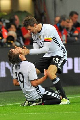 Torjubel des Torschuetzen Mario GOETZE (GER), Thomas MUELLER (GER) jubelt mit. Deutschland, Muenchen: Fussball, Laenderspiel: Deutschland vs. Italien am 29.03.2016, Allianz-Arena.