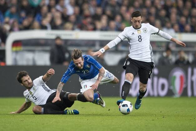 vl: Mats Hummels (GER), Federico BERNARDESCHI (ITA), Mesut Oezil (GER) Fussball Laenderspiel: Deutschland - Italien in Muenchen, Deutschland am 29.03.2016,