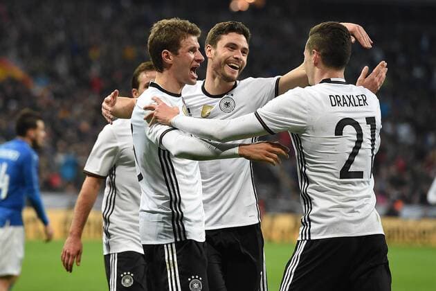 Fußball Länderspiel Deutschland - Italien am 29.03.2016 in der Allianz Arena in München Torjubel zum 3:0 durch Jonas Hector ( Deutschland ), mitte - Thomas Müller ( Deutschland ), links - Julian Draxler ( Deutschland ), rechts xRx