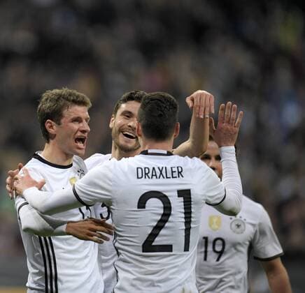 29.03.2016, Fussball Nationalmannschaft, Freundschaftsspiel Deutschland - Italien, in der Allianz-Arena München. Torjubel Jonas Hector (Deutschland). v.li: Thomas Müller (Deutschland), Jonas Hector (Deutschland), Julian Draxler (Deutschland). 