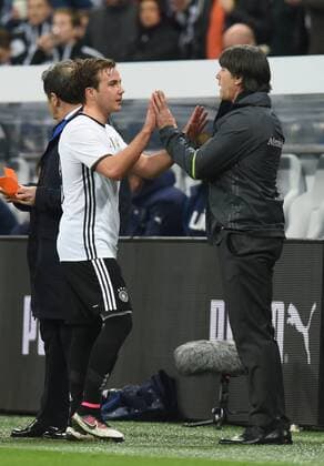 Fußball, Länderspiel, Deutschland - Italien Fussball, Herren, Saison 2015 16, Länderspiel in München, Deutschland - Italien, v. l. Mario Götze (Deutschland), Trainer Joachim Löw (Deutschland), 29.03.2016,