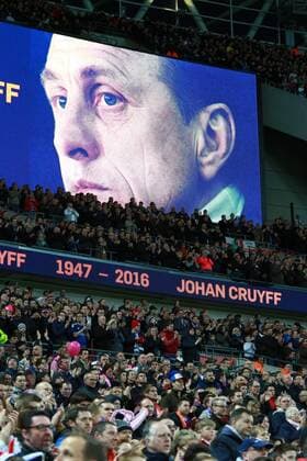 Fußball, Länderspiel, England - Niederlande, Gedenken an Johan Cruyff England v Netherlands . . Wembley, London, UK . . 29.03.2016 Fans during a minute s applause for Johan Cruyff. 