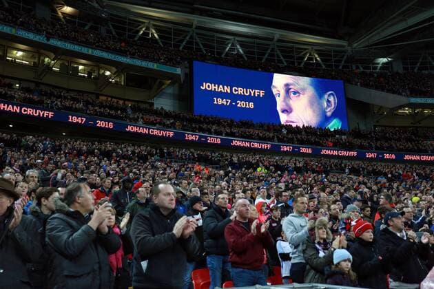 Fußball, Länderspiel, England - Niederlande, Gedenken an Johan Cruyff England v Netherlands . . Wembley, London, UK . . 29.03.2016 Fans during a minute s applause for Johan Cruyff. 
