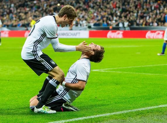 Fußball, Länderspiel, Deutschland - Italien Dienstag 29.03.2016, Laenderspiel - Testspiel in Muenchen, Deutschland - Italien, bejubelt sein Tor zum 2 zu 0 Mario Goetze (Deutschland 19) mit Thomas Mueller (Deutschland 13) DeFodi507